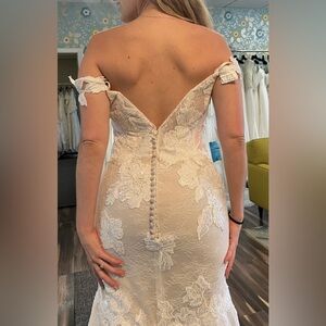 Beaded, floral Wedding Dress! Justin Alexander✨✨